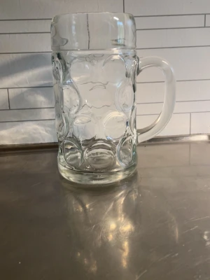 Stor ölsejdel i glas - Kraftig ölsejdel i klart glas med rundade mönster och rejält handtag. Perfekt för stora drycker och har klassisk tysk design. Rymmer mycket och är både dekorativ och praktisk på festen eller middagen.