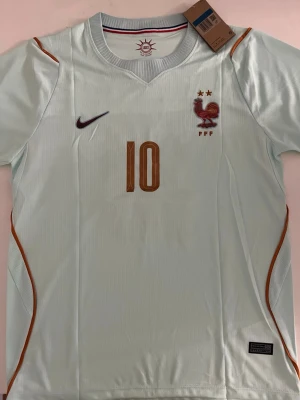 Kylian Mbappe Frankrike Vm 2026 bortatröja  - Fotbollströja i helt nytt och oanvänt skick med tag kvar. Detaljrik design och bekvämt material som passar både till match och vardag. Detta är en inofficiell version av modellen. Storlek M