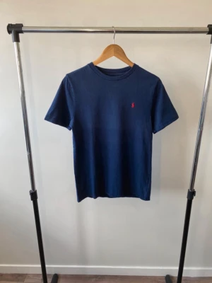 Ralph Lauren T-shirt  - En blå t shirt från polo Ralph lauren inget fel med tröjan det är en L men sitter som en S/M inga hål i tröjan och den är stilren 