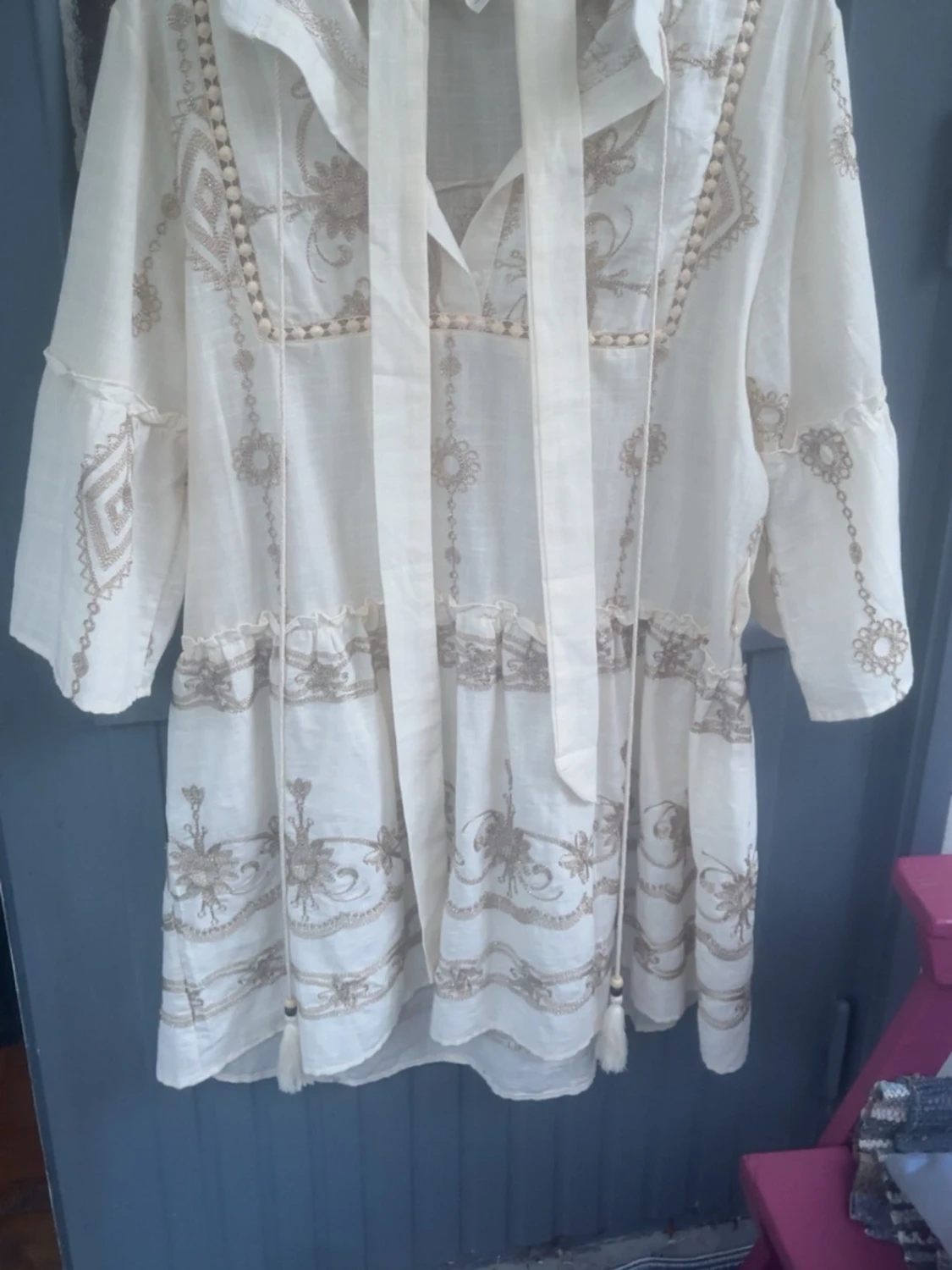 Beige/vit  broderad kortklänning med bälte - 1
