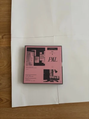 SEVENTEEN FML album fotobok - Säljer SEVENTEEN FML album fotobok med tillhörande booklet, kort och CD. Jag har vänt korten upp och ner ifall någon vill ha det som överraskning men jag kan självklart skicka en bild på dom med ifall ni vill det!