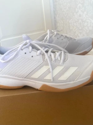 Vita Adidas sneakers  - Fräscha vita sneakers från Adidas med klassiska tre ränder på sidan och ljusbrun gummisula. Lite mindre i storleken 40 1/2 passar alltid mig så dessa sitter som storlek 40🤍