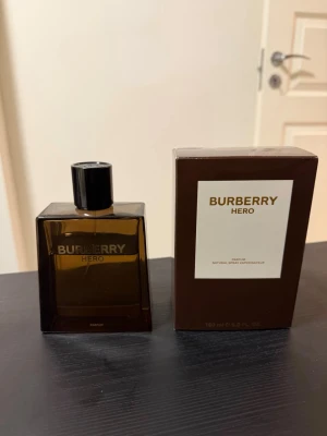Burberry Hero parfum 150ml - Säljer min Burberry Hero parfum då jag inte använder den längre. Håller extremt länge, sparar väldigt mycket pengar att köpa denna!  