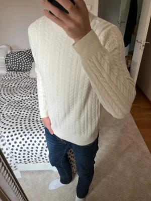 Vit kabelstickad tröja herr - Sjukt snyggt kabelstickad tröja från Massimo Dutti. Tröjan är tillverkad i kashmir och ull som gör den otroligt skön! ETT RIKTIGT DUNDERPLAGG! 🤯✌🏼——————————————————————————                                                                      📐| Storlek: M                                                            👖| Märke: Massimo Dutti                                     🔎| Skick: NYSKICK!                                                     ✍🏻| Skriv vid frågor