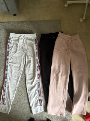 Mjukisbyxor - PAKETPRIS 150kr  Två från lager 157 strl XS  Ett par från moschino ( lite slitna ) strl M men känns som S