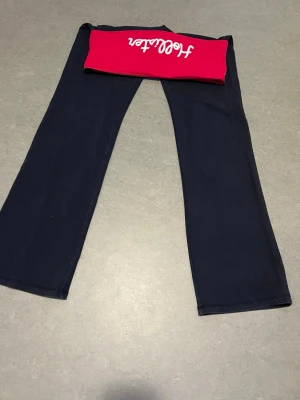 Hollister - Hollister yoga pants🖤(finns ett hål)