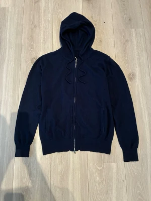 Kashmir hoodie - En stilren kashmir hoodie i färgen mörkblåa. Fickorna är igen sydda. Lite noppig annars inga defekter. Pris går att diskutera. Hör av er vid minsta lilla fråga. MVH WallstenCloset 