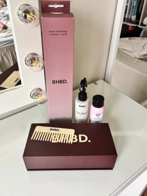 BHBD professionella hårprodukter - Nya professionella BHBD frisörprodukter. BHBD är särskilt vårdande & bra för alla hårtyper & även speciellt anpassade för extensions!  Värt 1876kr. Perfekt present med bra värde  •Heatless Curls av mullbärssilke, fina lockar, minskar friss & skyddar håret. •Rundborste nr 53. Salongssnygg blowout, volym, glans & jonteknologi som minskar friss. •BHBD stor totebag, perfekt som strandväska! Följer med, har lagt in bild från hemsida. •BHBD detox shampo •BHBD kam •Maria Nila populär Shaping Heat Spray