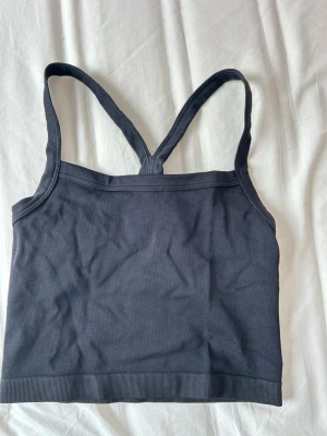 Gymshark sport topp/bh - Använd fåtal gånger, lappen avklippt men skulle gissa på strl S 