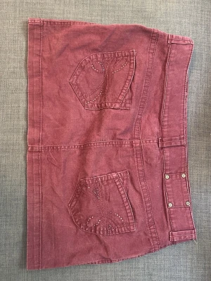 Vinröd jeanskjol! - Supersnygg vinröd kjol som tyvärr inte passar! Midja: 43-44 cm Längd: 35,5 cm. Sista bilden är den rätta färgen!  skriv vid frågor💕💕