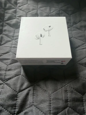 AirPods Pro gen 2 helt nya  - Säljer mina AirPods Pro 2 som e öppnade fick dom för en vecka sen av min moster men jag har redan ett par samma så drf tänkte ja sälja dom så ja kan få pengar istället mvh.