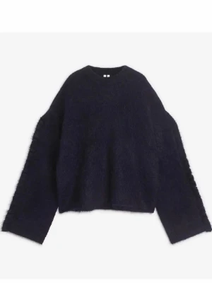 Arket tröja  - Jättefin stickad mohair tröja från arket. Använd 2 gånger så mycket bra skick. Storlek S men hyfsat oversized så passar även M. Går ej att köpa längre! Pris kan diskuteras❤️