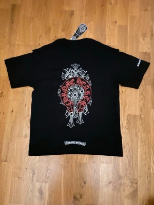 Svart Chrome Hearts t-shirt - Hade använt själv men är för liten, säljer vidare bara.
