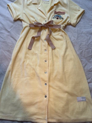 Odd Molly dress klänning  - En odd molly botton up knälång gul klänning med mjuk velour material av bomull och plyester. Söt design på fickan. 