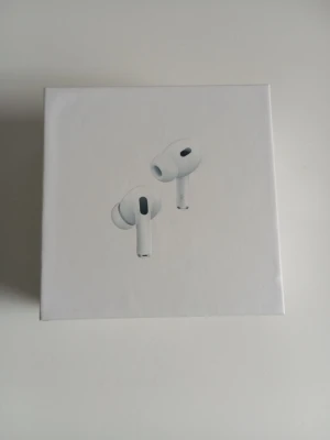 Apple AirPods Pro 2 USB-C - Säljer ett par Apple AirPods Pro (2:a generationen) med MagSafe-laddningsetui och USB-C. De är vita, har en stilren och kompakt design och levereras i originalförpackning. Perfekta för dig som vill ha grymt ljud och brusreducering i ett smidigt format.
