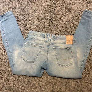  Replay anbass  - Snygga ljusblå jeans från Replay i modellen Anbass. Riktigt snygga kan gå ner i pris vid snabb affär. Hör av er vid frågor och pris😄🌟