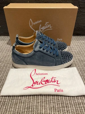 Christian Louboutin skor  - Hej, säljer nu dessa svin snygga Christian Louboutin skor. Skorna är i grymt skick!  Begränsat antal boxar och dustbag. Hör av dig vid frågor.