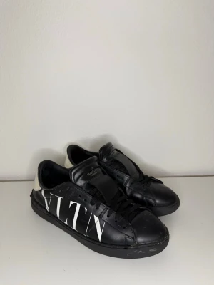 Valentino open - Valentino open ✨ Strl 41 Cond enligt bilderna Inget og medföljer Hör av er vid frågor Skickas inom 24h