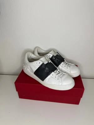 Valentino opens - Valentino open ✨ Strl 40 Cond enligt bilderna Allt og medföljer ej dustbags Hör av er vid frågor Skickas inom 24h