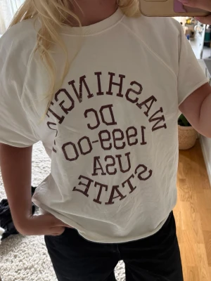 Tröja från Zara❤️ - Säljer den här coola tröjan från Zara. Den är i ett väldigt bra skick och använd få gånger. Storlek S❤️