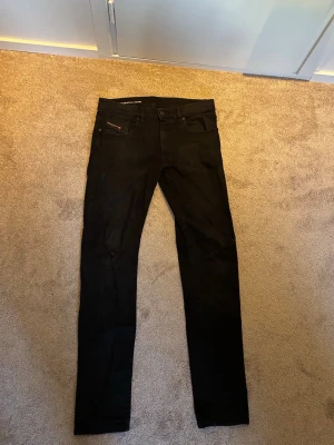 Svarta slim jeans från Diesel - Säljer ett par svarta slim fit jeans från Diesel använt fåtal gånger. Stolek W30 L32.  Jeansen är i stretchigt denimtyg som sitter snyggt och bekvämt.  Hör av dig vid frågor!!