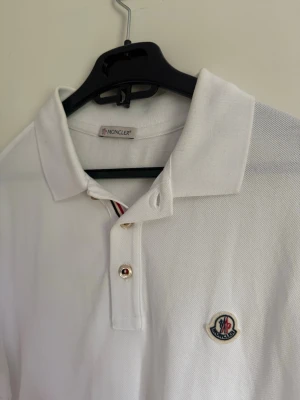 Moncler Pike - Säljer en moncler piké i väldigt bra skick köpte den i butik så alla tillbehör medföljer.  Knappt använt, storlek XL men passar L.  Nypris var 3500kr