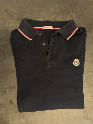 Långärmad Moncler pikétröja  - Långärmad pikétröja från moncler. Skriv vid frågor eller funderingar. 