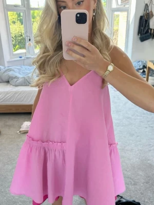 Rosa klänning  - Rosa sommar miniklänning från COS, storlek 38 i utmärkt skick 