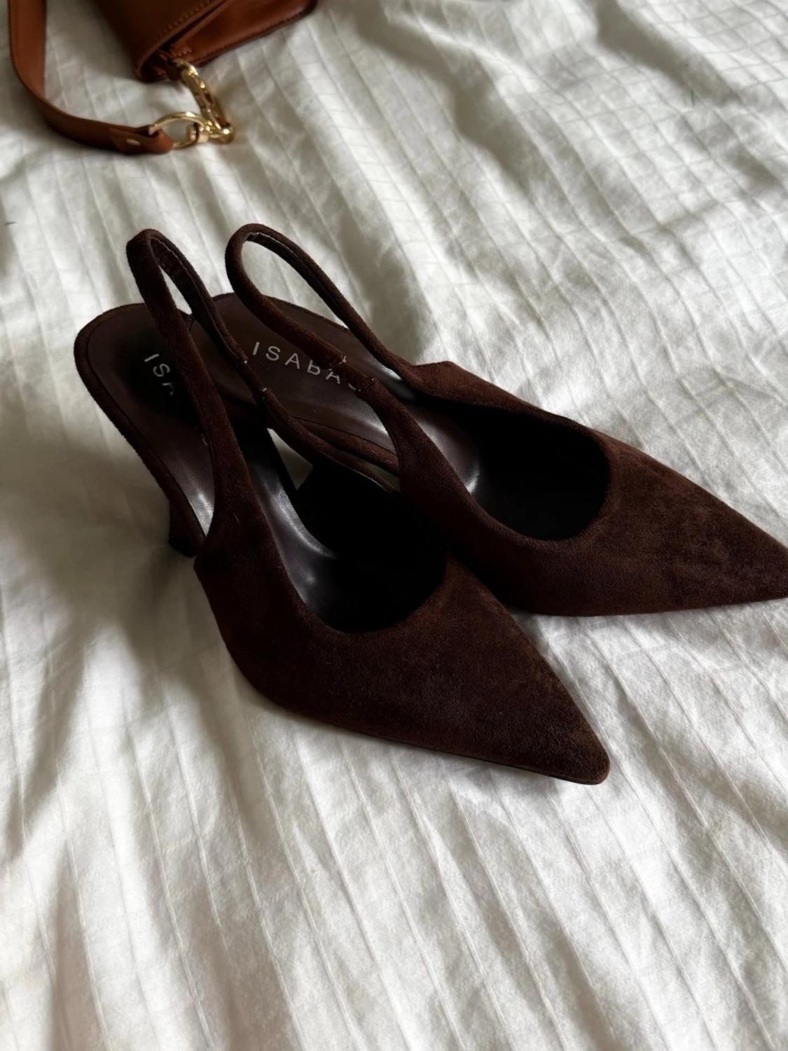 Bruna mocka-pumps från Isabac