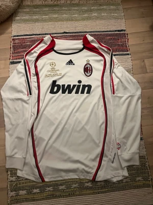 Vintage ac Milan long sleeve jersey 2007 - Ifall du har några frågor så är de bara att skriva, jag är aktiv och skickar iväg snabbt. Priset går att diskuteras 