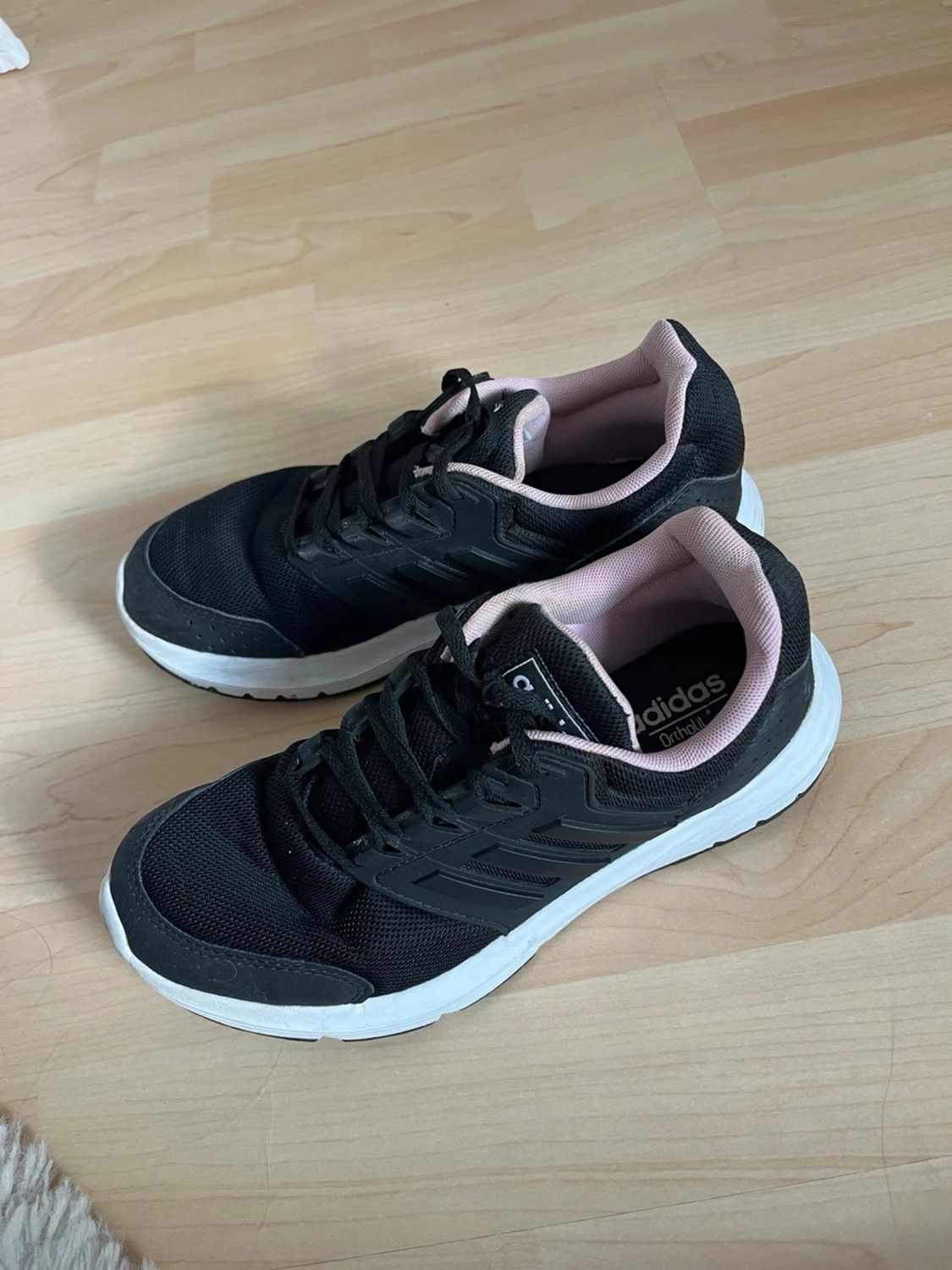 Svarta Adidas sneakers med rosa detaljer - 2