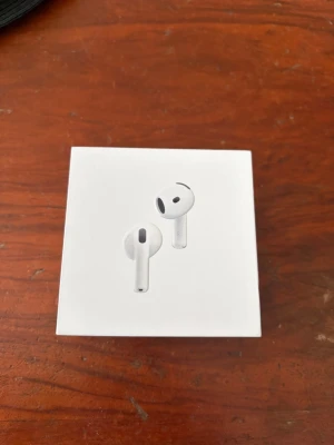 Apple AirPods 4 med brusreducering - Säljer ett par vita Apple AirPods 4 med aktiv brusreducering. Trådlösa hörlurar i klassisk Apple-design med rundad form och stilren finish. Levereras i originalförpackning. Perfekta för musik, samtal och vardagsbruk. AirPodsen är helt nya och har inte öppnats. 