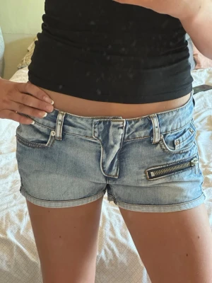 Supersnygga shorts - Korta low waist shorts. Skit snygga och hade behållt om de inte var för stora. Köpte i Italien utan att prova. Märket Silvian heach (säljs inte längre), ligger runt 600-700kr i nypris.  St 38. Alltså M. Bud är välkommet.