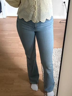 Ljusblå bootcut jeans från Lee - Säljer ett par ljusblå jeans från Lee med bootcut. Jeansen har hög midja och är tillverkade i mjukt denimtyg. Använda 2 gånger, köpa på MQ för 1099kr😊jag är 160cm och har storlek 26/31