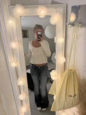 Blå bootcut jeans från 157 - Säljer ett par blå bootcut jeans från 157 med låg midja och klassisk femficksmodell. Jeansen har en snygg tvättad look och är perfekta för dig som gillar retrostil. Materialet är denim med skön stretch för extra komfort.