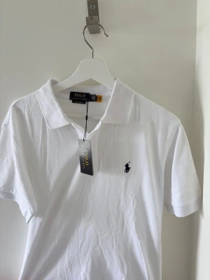 Ralph Lauren piké - Säljer den här lite schysstare raffe pikén nu! Säljer den riktigt billigt då jag vill sälja snabbt! storleken på den här är M! Hör av er vid minsta fundering! Mvh Quadra Closet!