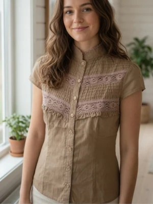 Vintage look, brun kortärmad broderad blus. Strlk: XXS-XS, Petite. Köpt utomlands.OANVÄND. - Vintage look, brun kortärmad broderad blus med knytband/snörning i ryggen. Strlk: XXS-XS, Petite. Bomull. Köpt utomlands. OANVÄND. Helt felfri. 
