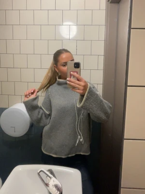 Grå stickad polotröja - Mysig grå stickad polotröja från zara! 