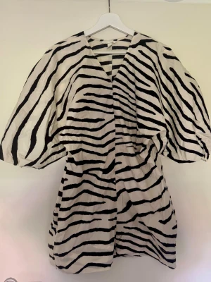 Vit svart zebra klänning  - Jättefin vit svart zebra klänning ifrån hm! 