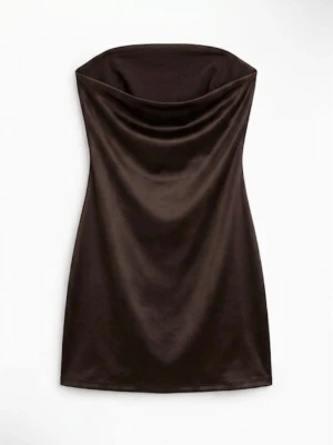 Brun axelbandslös satin klänning - Snygg brun axelbandslös kortklänning i glansigt satinmaterial. Draperad upptill för en trendig look och perfekt för dig som vill sticka ut. Enkel men elegant design som passar till många tillfällen.