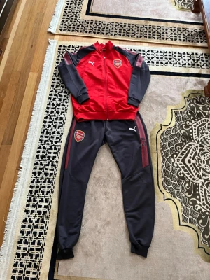 Arsenal tracksuit - Använd få gånger. Skön.