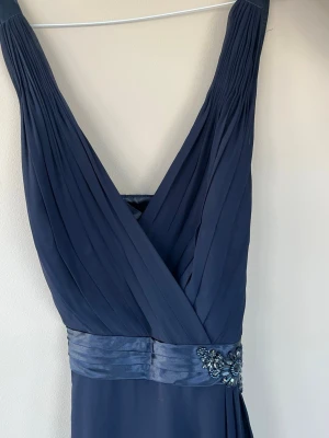 Balklänning  - Säljer min balklänning som är i princip helt ny. Köpt i London, därav priset!!!  Endast använd 1 gång. Kan användas som bridemaids klänning! Strl 14 UK men 42 EUR. 