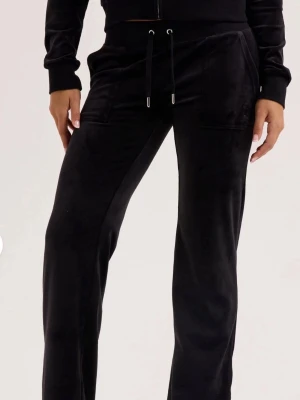 Svarta mjukisbyxor i velour - Säljer ett par svarta juicy byxor som är perfekta för en chill dag hemma. De är använda ett par gånger men inga skador. Skriv ifall ni vill ha bilder🥰