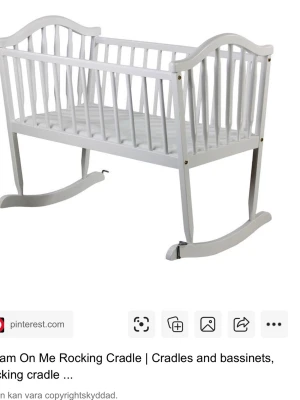 Vit vagga i trä med gungfunktion - Säljer en klassisk vit vagga i trä med gungfunktion. Vaggans design har rundade kanter och spjälor runt om, perfekt för små barn. Passar bra i barnrummet och är lätt att flytta. Enkel och stilren look.