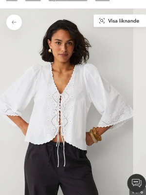 Vit blus  - Vit blus från Ellos, helt ny med prislapp kvar. Nypris 499kr🌸