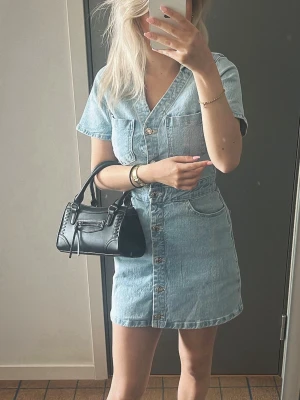 Jeansklänning Zara - Jättefin jeans klänning från Zara, kommer inte till användning längre. Jätte bra skick!!❤️