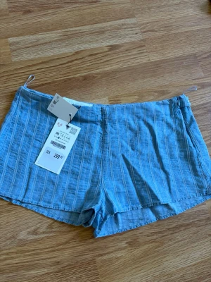 Blå randiga shorts från Zara - Säljer dessa superfina blå shortsen från Zara då de inte passade mig. Så fina till sommaren, helt nya med lapp🥰
