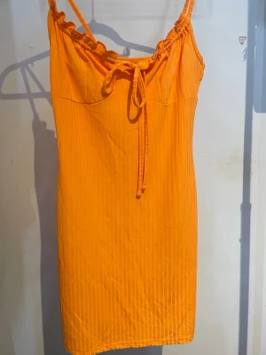 Orange klänning  - En orange klänning från Shein, storlek M.