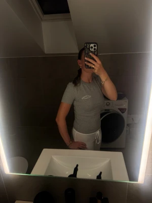 Grå juicy couture T-shirt  - Säljer min gråa juicy couture tröja. Knappt använd