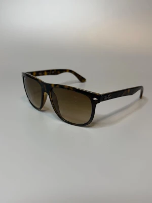 Rayban Boyfreind Solglasögon  - ‼️VI TAR EJ BYTEN‼️ Ray-Ban Boyfreind 41747  | Skick: 7/10 | Storlek 56/15 | ingår fodral vid köp! | Fraktar inom 24H efter köp på köparens bekostnad 📦💨 | Hör av dig vid minsta fråga eller fundering 
